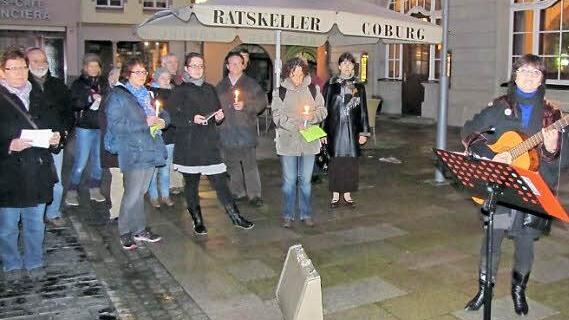 Vera Olmer und Sepp Kuffer vom Ensemble Inspiration gestalteten die Gedenkfeier zum 75. Jahrestag der Novemberprogrome mit jiddischen und hebräischen Liedern aus.  Fotos: Martin Koch (4), Anna Stenglein (1)