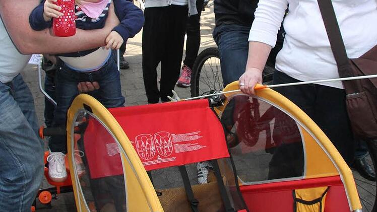 Sabine Petschner wollte eigentlich für die große Tochter ein Rad, dann konnte sie jedoch beim Fahrrad-Anhänger nicht nein sagen.