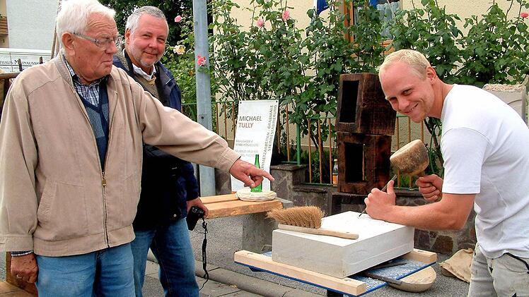 Sehr interessiert zeigten sich die Besucher an der Handwerkskunst des Steinmetz Michael Tully aus Königsberg.