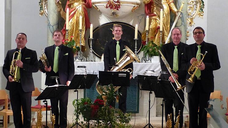 Norbert Lodes, Leszek Waskowski, Joel Zimmermann, Wolfgang Kleinlein und Harald Streit (von links) nehmen in der Trebgaster St. Johannes-Kirche die Ovationen der Besucher entgegen. Foto: Dieter Hübner