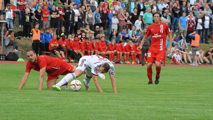Impressionen vom Spiel des 1. FC Nürnberg (weiße Trikots) gegen die Würzburger Kickers (2:2). Foto: Hopf