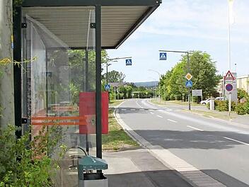 19 Kilometer von ihrem Wohnort Fesselsdorf entfernt sind die Kinder an der Haltstelle in Melkendorf aus dem Bus ausgestiegen. Foto: Alexander Hartmann