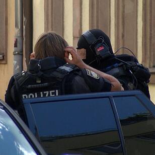 SEK Einsatz - Mann droht mit angeblicher Waffe