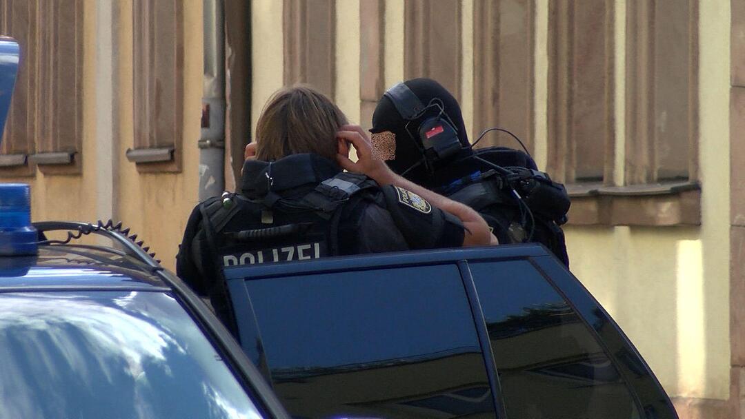 SEK Einsatz - Mann droht mit angeblicher Waffe