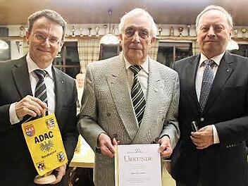 Paul Gerdes, für 50 Jahre Mitgliedschaft geehrt, umrahmt von den Gratulanten und Vorsitzenden Oliver Freiburg (links) und Bernd Legal (rechts) Foto: Markus Häggberg
