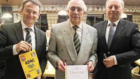 Paul Gerdes, für 50 Jahre Mitgliedschaft geehrt, umrahmt von den Gratulanten und Vorsitzenden Oliver Freiburg (links) und Bernd Legal (rechts) Foto: Markus Häggberg