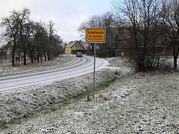 Nach dem Ortsschild soll eine Querungshilfe entstehen, die Strecke ist abgesteckt. Geradeaus soll der Geh- und Radweg ausschließlich von Fußgängern benutzt werden. Foto: Franz Galster