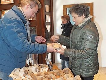 Christian Polster (l.) verkauft die Soli-Brote auch selbst. Foto: M. Welker