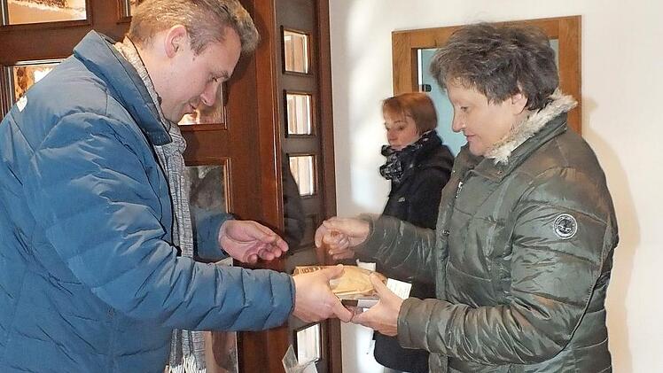 Christian Polster (l.) verkauft die Soli-Brote auch selbst. Foto: M. Welker