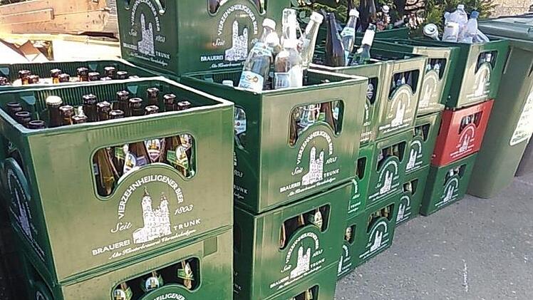 30 Bierkästen der Marke "Nothelfer-Trunk" aus Vierzehnheiligen tranken die Fans während ihrer Aufstiegsfeier.