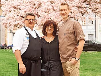 Kochen ein erlesenes Vier-Gänge-Menü für einen guten Zweck (von links): Jörn Weinert, Claudia Oppelt und Christopher Kropf.  Foto: Stadt Bamberg