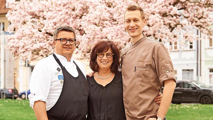 Kochen ein erlesenes Vier-Gänge-Menü für einen guten Zweck (von links): Jörn Weinert, Claudia Oppelt und Christopher Kropf.  Foto: Stadt Bamberg