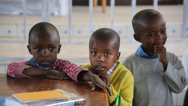 Auf dem Programm standen viele Schul- und Gemeindebesuche, wie hier in Pathmo. Damit die aus ärmlichsten Verhältnissen stammenden Kinder eine Zukunft haben, bekommen sie samstags im Compassion Center dank der Spenden ihrer Paten (25 Dollar pro Kind und Monat) über ihren normalen Schulbesuch hinaus Wissen vermittelt. Foto: Bettina Knauth
