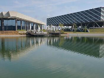 Der Radweg nach Erlangen führt durch die World of Sports von Adidas direkt am neuen See vorbei.  Fotos: Bernhard Panzer