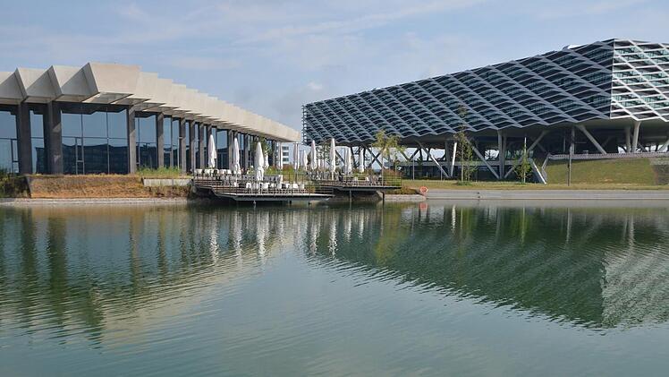 Der Radweg nach Erlangen führt durch die World of Sports von Adidas direkt am neuen See vorbei.  Fotos: Bernhard Panzer