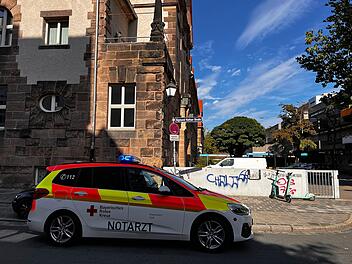 Unbekannter versprüht Reizgas an Schule: Großeinsatz für Rettungskräfte in Führt