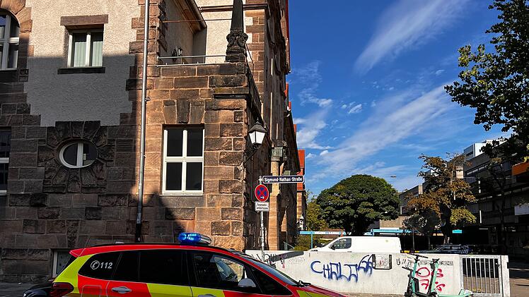 Unbekannter versprüht Reizgas an Schule: Großeinsatz für Rettungskräfte in Führt