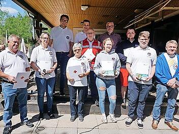 Die Geehrten (von links) Frank Nüssel, Antje Rödel, Renate Hundhammer, Thomas Burger, Annalena Rödel, Paul Altmann, Philip Rieß und Michael Börner. Hinten (von links) Vorsitzender Simon Friedrich, Jannick Ramming von der Kreiswasserwacht und Bürge...