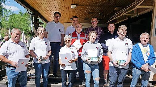 Die Geehrten (von links) Frank Nüssel, Antje Rödel, Renate Hundhammer, Thomas Burger, Annalena Rödel, Paul Altmann, Philip Rieß und Michael Börner. Hinten (von links) Vorsitzender Simon Friedrich, Jannick Ramming von der Kreiswasserwacht und Bürge...