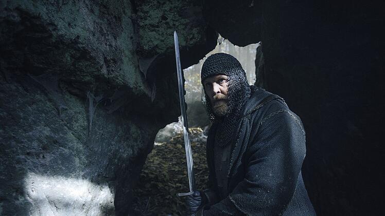 Hagen von Tronje (Gijs Naber) zieht f&uuml;r das K&ouml;nigreich Burgund in den Krieg gegen Alte Wesen und sonstige Feinde.