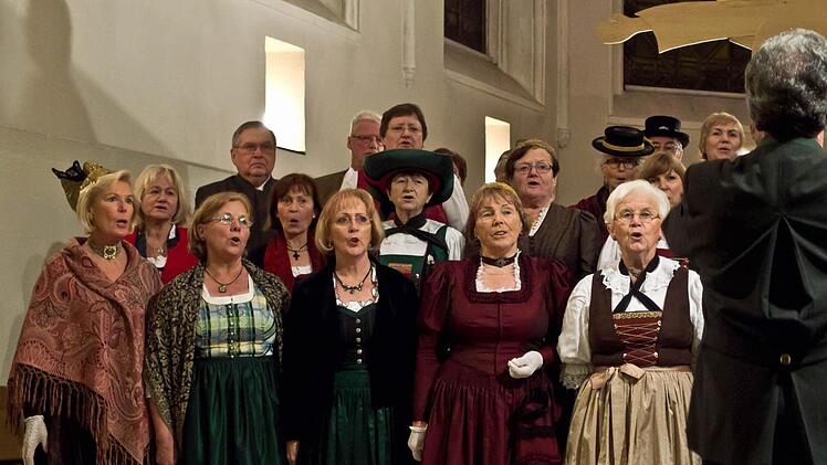 Ein stimmungsvolles Adventskonzert erlebten zahlreiche Zuhörer in der Heilig-Kreuz-Kirche. Im zweiten Teil sang der Gauverbands-Chor der Stadt Salzburg. Foto: jochen Berger