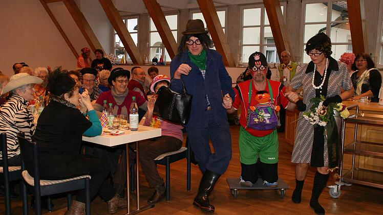 "Der Michl und sei Olda" gehören schon seit Jahren zum Eltmanner Seniorenfasching, seit einem Jahr haben sie "den Bu". Von links: Bürgermeister Michael Ziegler, 3. Bürgermeister Peter Klein und Andrea Neuß. Foto: Sabine Weinbeer