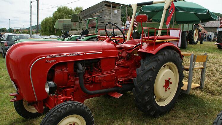 Einen roten Porsche mit Zusatzausstattung präsentierte in Limbach Rudi Keller aus Unterschleichach. Er hat sein Prachtstück mit einer Sitzgarnitur inklusive Sonnenschirm ausgestattet. Foto: Sabine Weinbeer