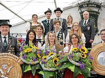 Die Sieger in den Gewehrdisziplinen. Hinten links ist die Gaujugendleiterin Verena Koch, hinten rechts der zweite Gauschützenmeister Günter Schwager zu sehen. Rechts neben Verena Koch steht Gaujugendsprecher Alexander Zeininger. Foto: Björn Hein