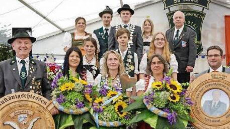 Die Sieger in den Gewehrdisziplinen. Hinten links ist die Gaujugendleiterin Verena Koch, hinten rechts der zweite Gauschützenmeister Günter Schwager zu sehen. Rechts neben Verena Koch steht Gaujugendsprecher Alexander Zeininger. Foto: Björn Hein