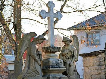 Kultur und Natur ergänzen sich im Münnerstädter Friedhof. Diese Harmonie zu erhalten, ist Aufgabe für die Zukunft. Fotos: Heike Beudert