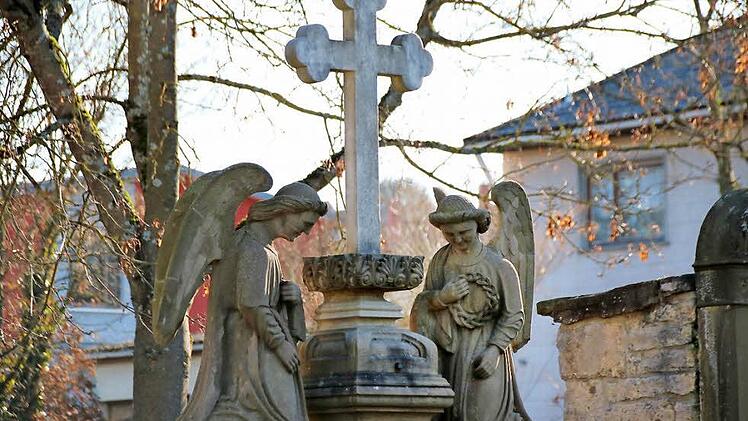 Kultur und Natur ergänzen sich im Münnerstädter Friedhof. Diese Harmonie zu erhalten, ist Aufgabe für die Zukunft. Fotos: Heike Beudert