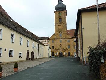 Einer der Plätze, für den Barrierefreiheit in Frage kommt: die Kirche mit dem Kloster, das zur Chorakademie werden soll, links auf dem Fotos die Gaststätte der Weißenoher Brauerei und rechts geht es in den Biergarten.  Foto: Petra Malbrich