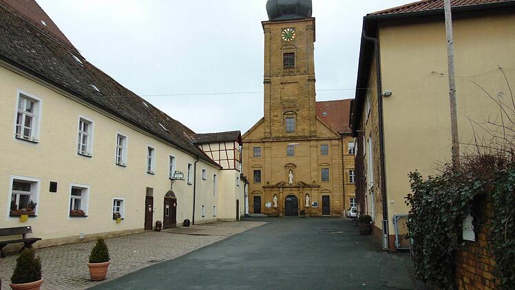 Einer der Plätze, für den Barrierefreiheit in Frage kommt: die Kirche mit dem Kloster, das zur Chorakademie werden soll, links auf dem Fotos die Gaststätte der Weißenoher Brauerei und rechts geht es in den Biergarten.  Foto: Petra Malbrich