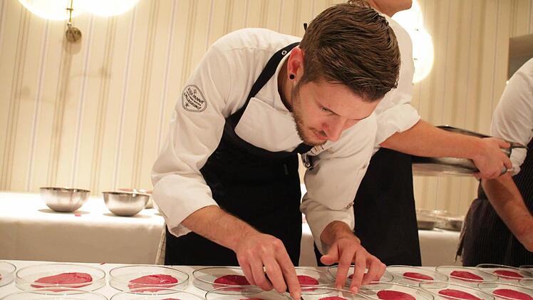 Bis zum Schluss konzentriert: Steffen Szabo, Küchenchef der Traube, streicht die Rote-Bete-Ganache fürs Dessert glatt.
