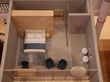 Auch Hotelzimmer wurden modelliert, hier mit freistehender Wanne. Foto: Kathrin Kupka-Hahn