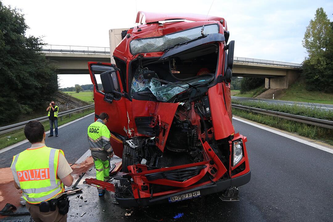 A3 bei Schlüsselfeld: Zwei Personen bei Lkw-Crash eingeklemmt