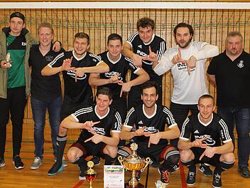 Die Mannschaft 0816 Gloschberch freut sich über den Gewinn des Nordwald-Soccer-Cups.  Foto: Michael Wunder