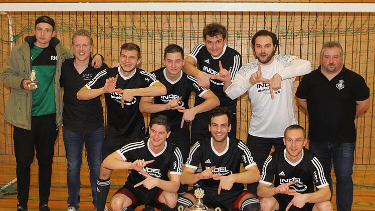 Die Mannschaft 0816 Gloschberch freut sich über den Gewinn des Nordwald-Soccer-Cups.  Foto: Michael Wunder