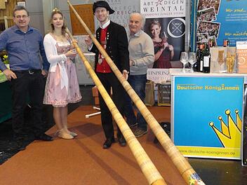 Stefan Goger, Weinprinzessin Anna-Lena Gottschalk, Bierprinz Sebastian Gocker und Rudi Ruß bliesen auf der Messe in Frankfurt kräftig für den Landkreis Haßberge ins Werbehorn. Foto: Matthias Röper