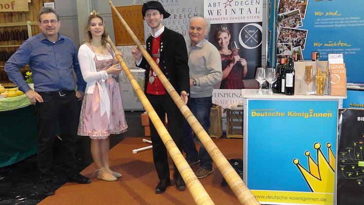 Stefan Goger, Weinprinzessin Anna-Lena Gottschalk, Bierprinz Sebastian Gocker und Rudi Ruß bliesen auf der Messe in Frankfurt kräftig für den Landkreis Haßberge ins Werbehorn. Foto: Matthias Röper