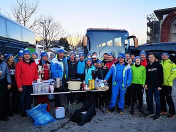 Die 50. Tagesskifahrt des Skiclubs Höchstadt wurde auf dem Parkplatz in Leogang feucht-fröhlich ausklingen lassen.  Fotos: Skiclub Höchstadt