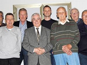 Ehrungen beim SC Sylvia Ebersdorf (von links): Hans-G&uuml;nter Siller, Gerhard Friedrich, Klaus Koch, Werner Geiger, Heinz Berger, Thomas S&ouml;ldner, Karl Gartner, Hartmut Krau&szlig;, Heinz Rychtar, Markus Siller  Foto: Alexandra Kemnitzer