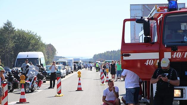 Stau auf der A3. Einige Verkehrsteilnehmer hatten vergessen, ausreichend Getränke mitzunehmen und mussten versorgt werden.  Foto: NEWS5/Oßwald