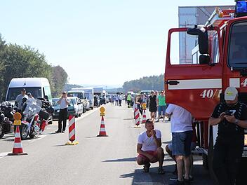 Stau auf der A3. Einige Verkehrsteilnehmer hatten vergessen, ausreichend Getränke mitzunehmen und mussten versorgt werden.  Foto: NEWS5/Oßwald