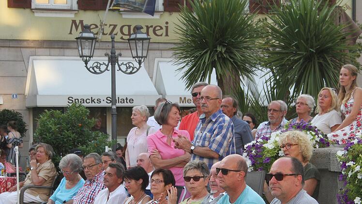 Die Stadtkapelle Kulmbach verzauberte Blasmusikfans mit ihren Weisen auf dem Kulmbacher Marktplatz.Sonny Adam