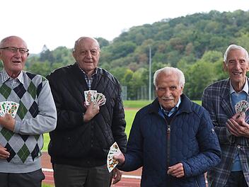 Die legendäre Kartrunde beim FC 06 Bad Kissingen besteht aus (von links) Arthur Kaffer (92), Hermann Matthes (84), Karl Ernst (97) und Gustav Streng (90). Foto: Jürgen Schmitt