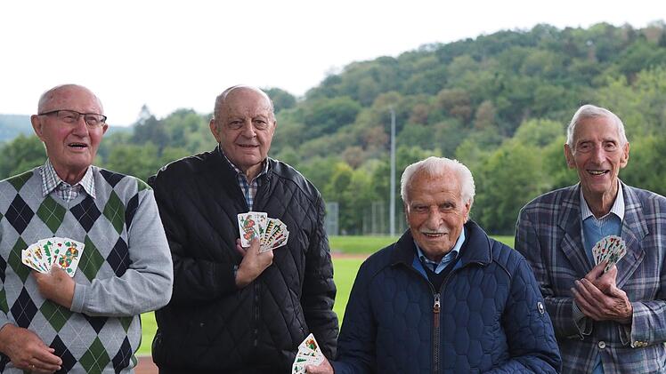 Die legendäre Kartrunde beim FC 06 Bad Kissingen besteht aus (von links) Arthur Kaffer (92), Hermann Matthes (84), Karl Ernst (97) und Gustav Streng (90). Foto: Jürgen Schmitt