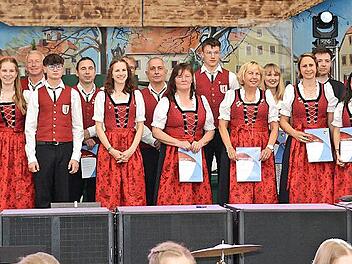 Ehrungen aktiver Musikanten (von links): Dominic Wolf (2. Vorsitzender), Marvin Kiesel (Org. Leiter), Manfred Ländner (Präsident Nordbayer. Musikbund), Meinrad Zehner, Margit Kiesel, Elmar Stark, Clara Bonengel, Richard Fritz, Jona Nöller, Peter B...