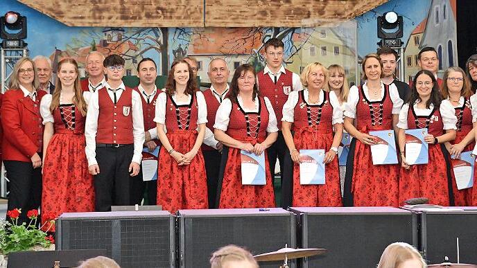 Ehrungen aktiver Musikanten (von links): Dominic Wolf (2. Vorsitzender), Marvin Kiesel (Org. Leiter), Manfred Ländner (Präsident Nordbayer. Musikbund), Meinrad Zehner, Margit Kiesel, Elmar Stark, Clara Bonengel, Richard Fritz, Jona Nöller, Peter B...