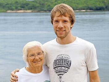 Eine schöne Begegnung: Johannita Sell und Philipp Merz vor dem Schwesternhaus, im Hintergrund der See. Fotos: privat